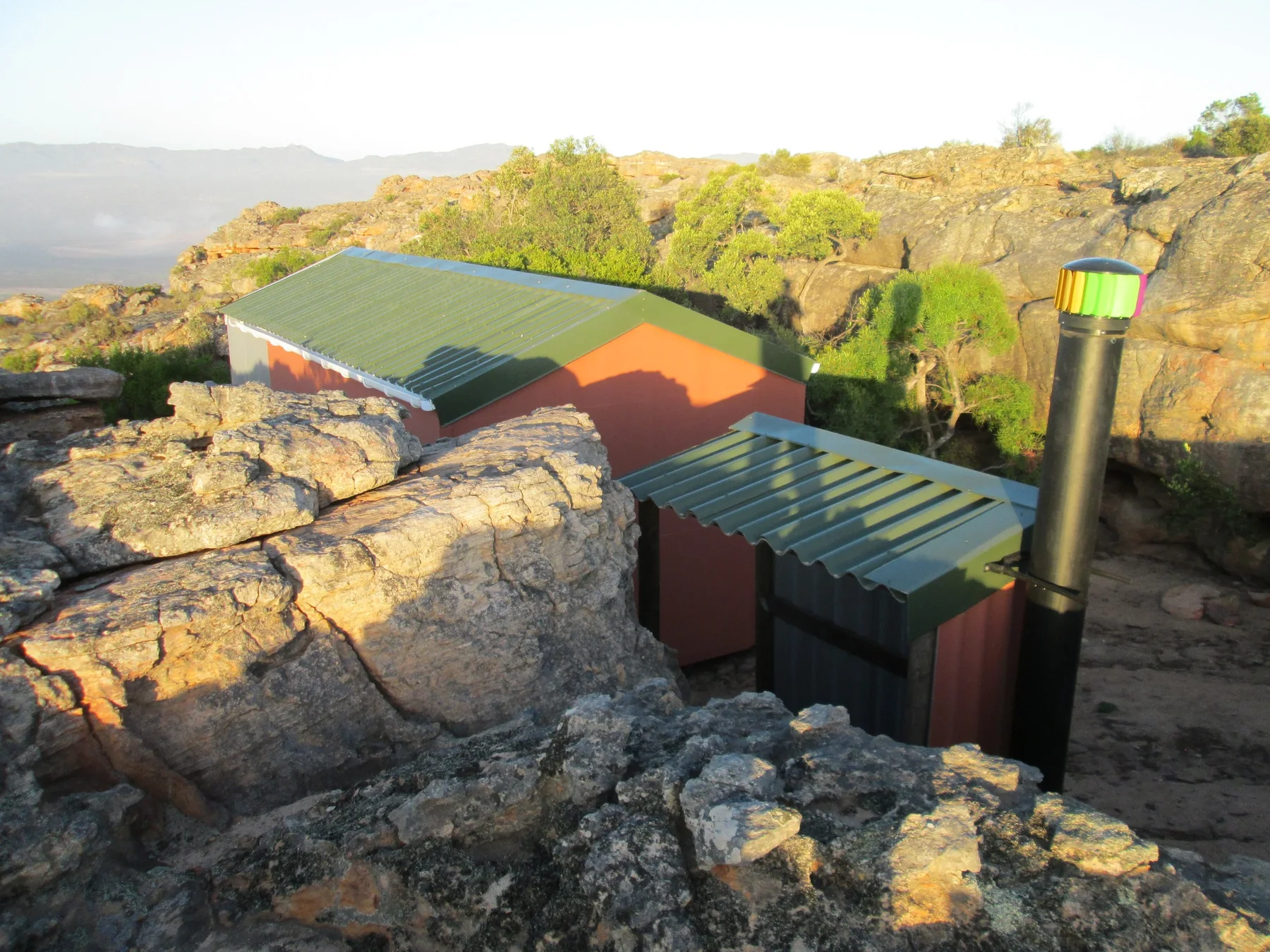 Nardouw cabin nestled among sandstone boulders