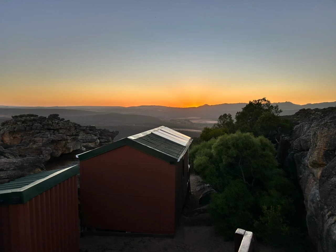Nardouw cabin at sunset between the boulders