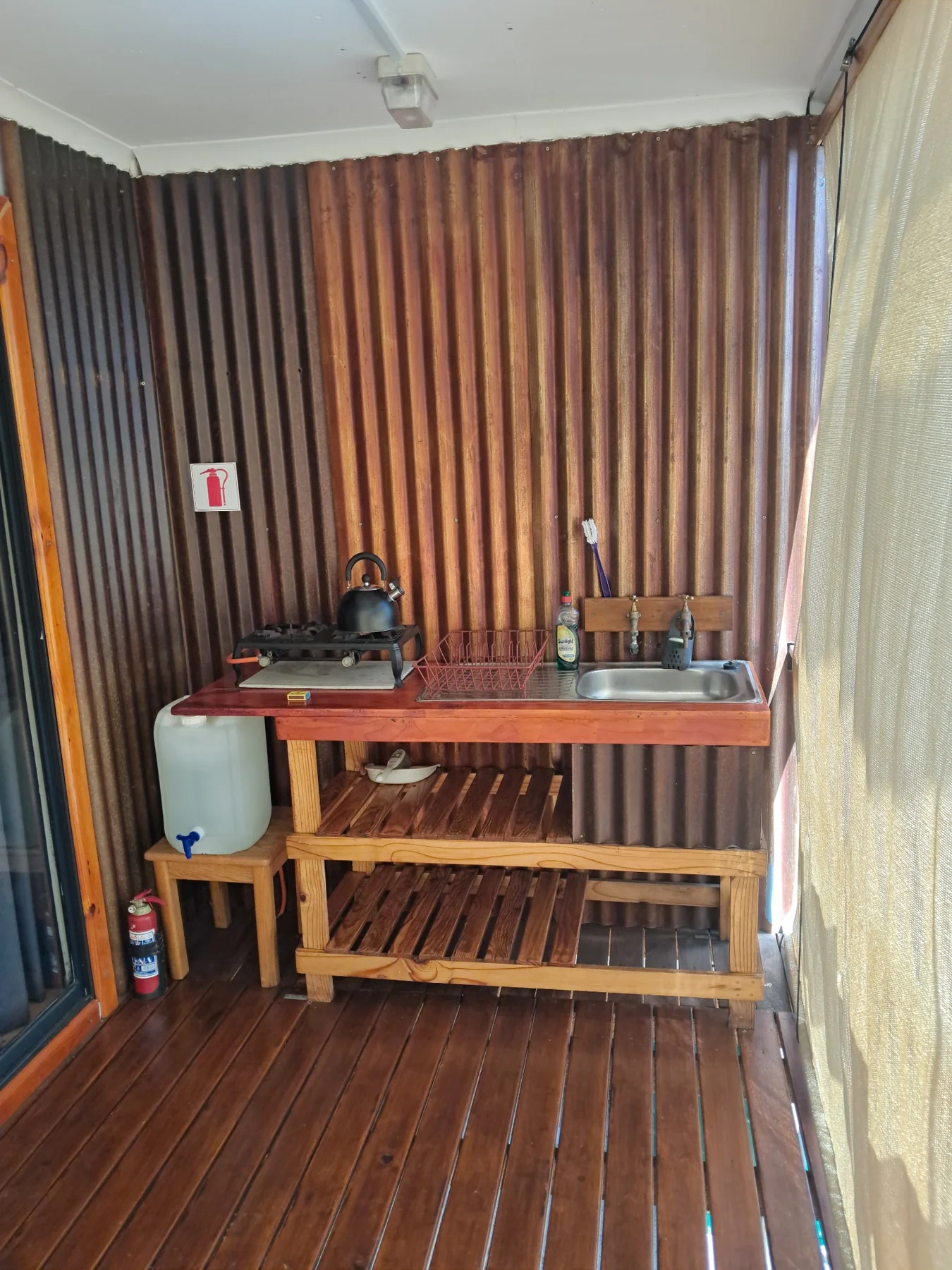 Outdoor kitchen with gas stove and basin at Nardouw