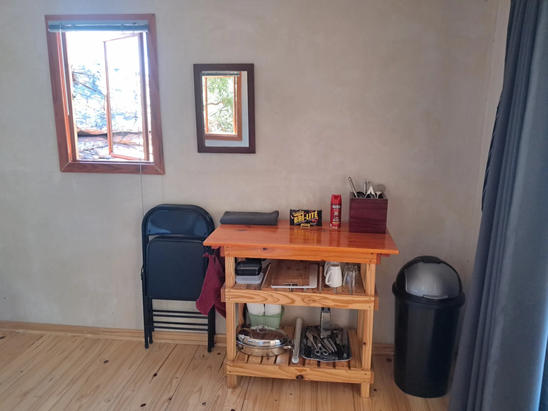 Indoor preparation area and kitchen equipment at Nardouw