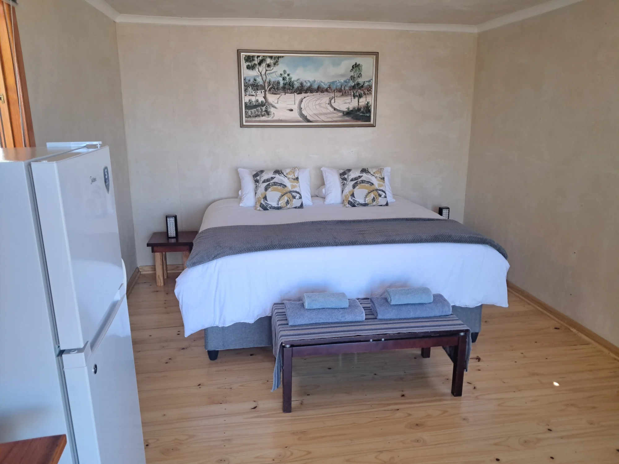 Nardouw cabin king-size bed setup